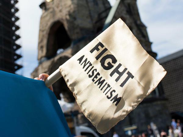 "Fight Antisemitism" - eine Kundgebung an der Gedächtniskirche 2015 gegen den jährlich stattfindenden Al-Kuds-Tag.