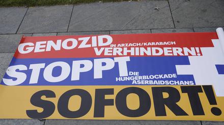 Armenier protestieren auch in Berlin gegen die Politik Aserbaidschans.