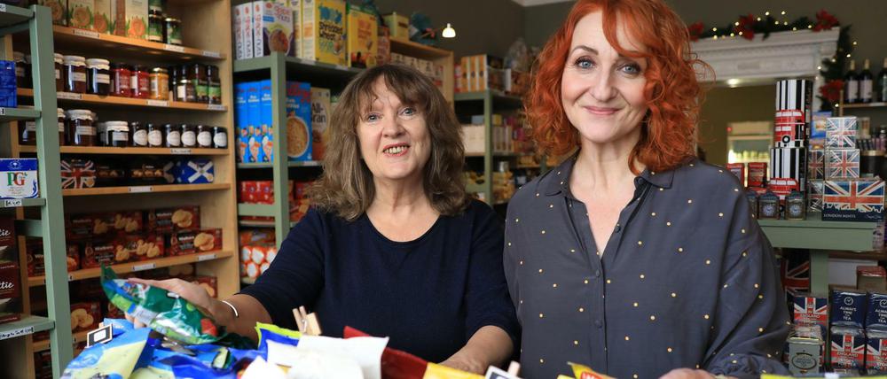 Die ehemalige Inhaberin Dale Carr (li.) und Antje Blank, neue Inhaberin vom Laden "Broken English" ; im neuen Laden in Berlin-Kreuzberg.