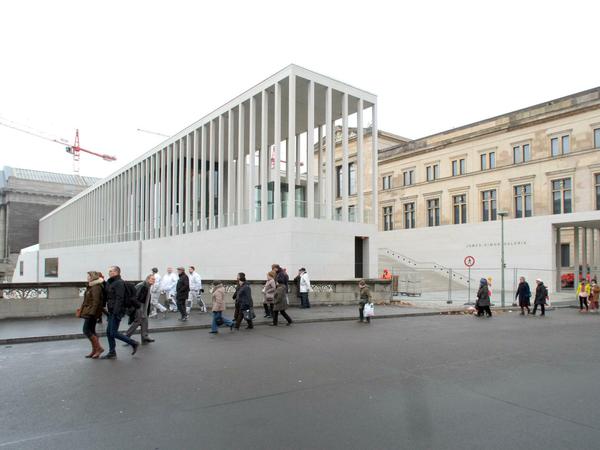 Das Neue Museum liegt rechts neben dem neuen Eingangsgebäude der Berliner Museumsinsel.