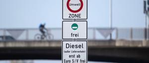 Ein Schild weist auf das Diesel-Fahrverbot für Dieselfahrzeuge unter Euro 5 hin.
