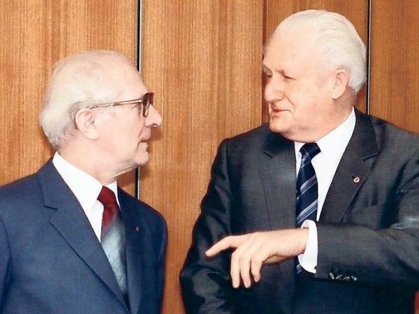 "Wer ist Ute Reinhart?" Erich Honecker mit SED-Politbüromitglied Günther Mittag (rechts).