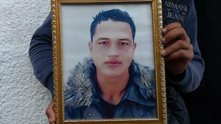 Ein Bild des Attentäters Anis Amri, gehalten von seinem Bruder.