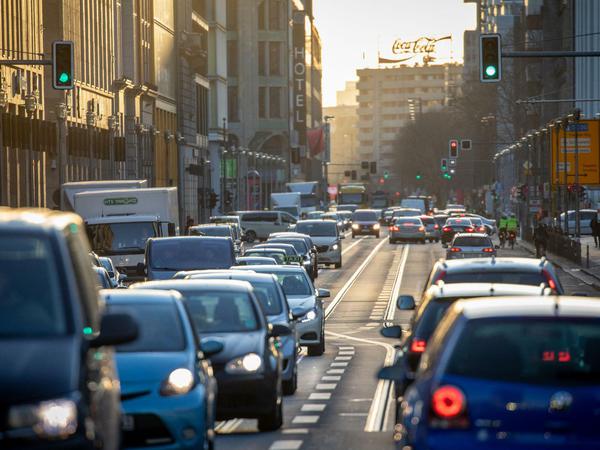 In der Leipziger Straße ist die Belastung mit Stickstoffdioxid besonders hoch. Seit dort Tempo 30 gilt, hat sie sich verringert.