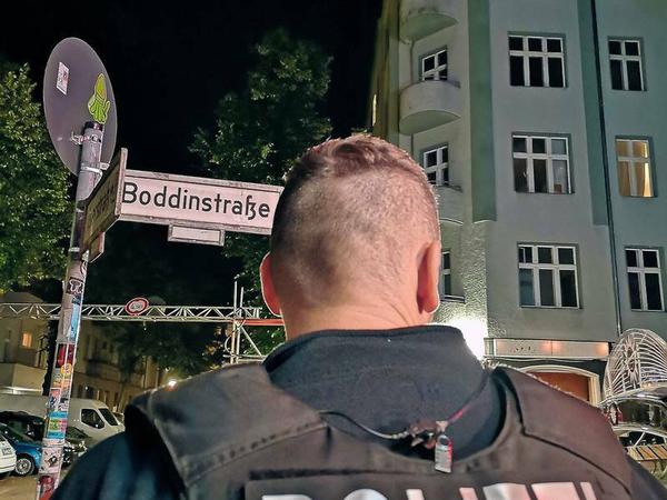 Ein Polizist steht an der Boddinstraße in Berlin-Neukölln. Der Senat hat den Kampf gegen Clans intensiviert. 