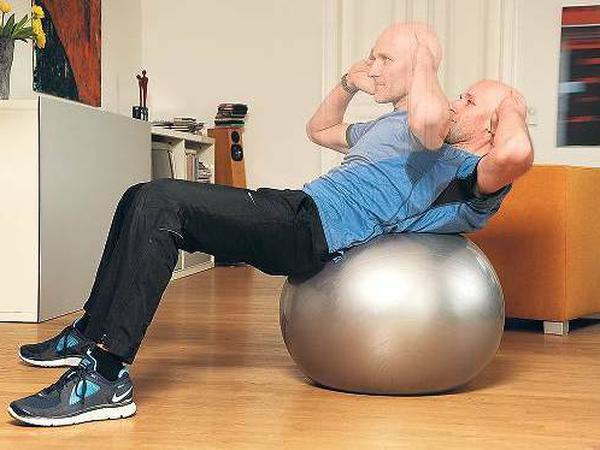 Bauchmuskeltraining mal anders: anstatt auf dem Boden auf dem Ball. 