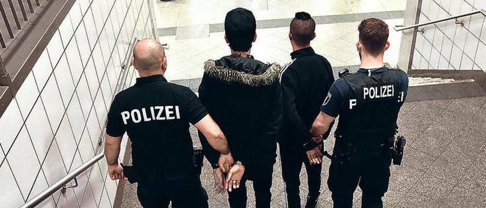 Auf dem Weg nach unten. Die Berliner Polizei schiebt seit Jahren einen Überstundenberg vor sich her. 