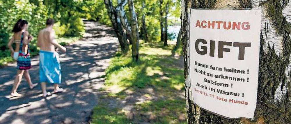 Mit solchen Hinweisen warnten Anwohner des Tegeler Sees vor möglichen Giftködern, die Kinder und Tiere gefährden könnten. 