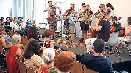 Mitmachmusik: Zum Auftakt der Feier spielten geflüchtete Kinder und Jugendliche aus verschiedenen Unterkünften in Potsdam und Berlin, die durch das Projekt "Mitmachmusik" Instrumentalunterricht erhalten.