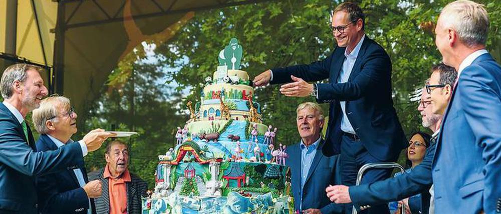 Senatschef Michael Müller schneidet die Geburtstagstorte an. Mit dabei waren Zoo-Direktor Andreas Knieriem und Müllers Amtsvorgänger Klaus Wowereit, Eberhard Diepgen und Walter Momper.
