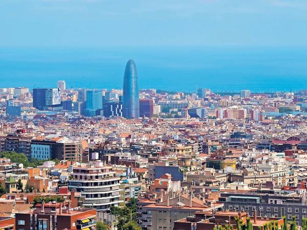 Metropole am Mittelmeer: Barcelonas Bürgermeisterin Ada Colau steht für den neuen spanischen Munizipalismus: Sie betreibt eine neue Art der Stadtpolitik, bei der die Bevölkerung in den politischen Gestaltungsprozess eingebunden wird. 