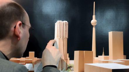 Stadtplanung in Berlin: Modell eines Hochhauses am Alexanderplatz.