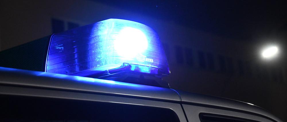 Blaulicht an einem Polizeiwagen leuchtet bei Nacht (Archivbild)