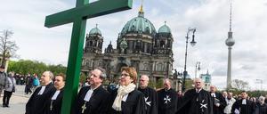 April 14, 2017 - Berlin, Germany - Protestant pastors carry a cross during a procession through the city center to mark Good Friday on April 14, 2017 in Berlin, Germany. 209 Copyright xMarkusxHeinex  
