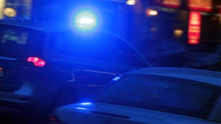 Einsatzwagen der Polizei mit eingeschaltetem Blaulicht bei einem Einsatz in Berlin, Deutschland. (Symbolbild)