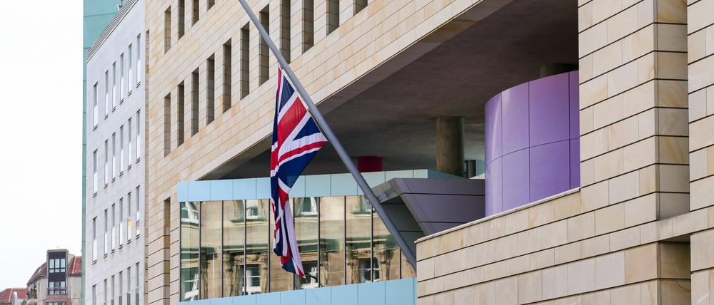 Nach dem Tod der Queen weht die Britische Flagge an der Botschaft in Berlin auf Halbmast (Archivbild).