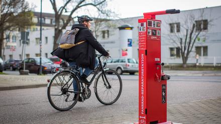 Eine neue Fahrrad-Reparaturstation auf der Berliner Straße. *** A new bicycle repair station on Berliner Straße 