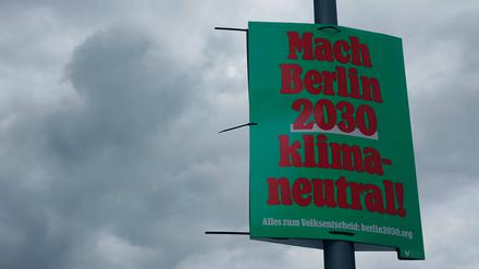 Werbeplakat für den Volksentscheid „Klimaneutral 2030“ Mitte Juli in Berlin. (Archivbild)