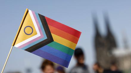 Beim CSD demomstrieren jedes Jahr mehrere Huntertausend Menschen für die Rechte von Homo- und Bisexuellen, Transpersonen, Intersexuellen und queeren Menschen.