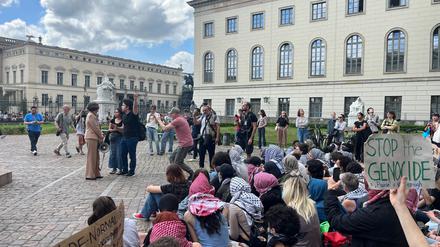 Propalästinensische Studierende der Humboldt-Universität zu Berlin haben sich zu einem Protest versammelt.