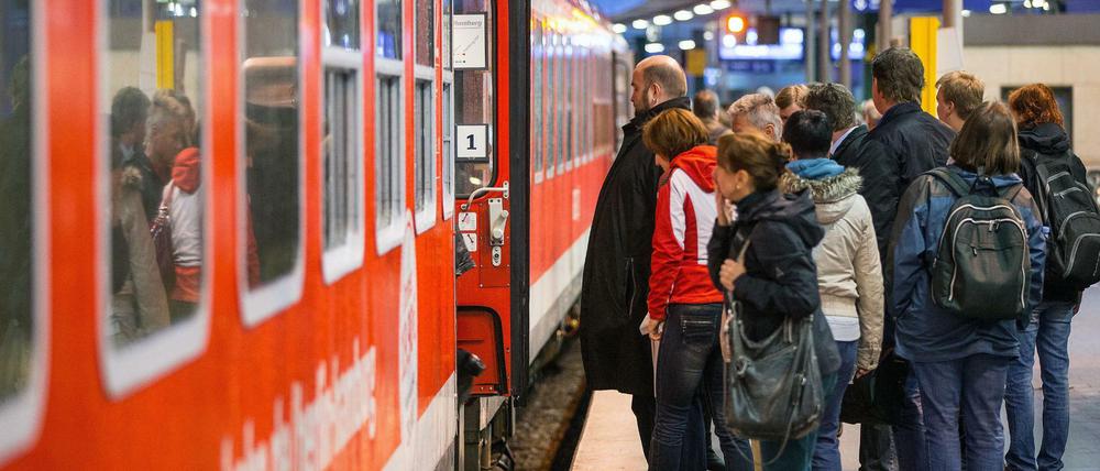 Passagiere steigen im Ostbahnhof in einen Zug nach Hamburg.