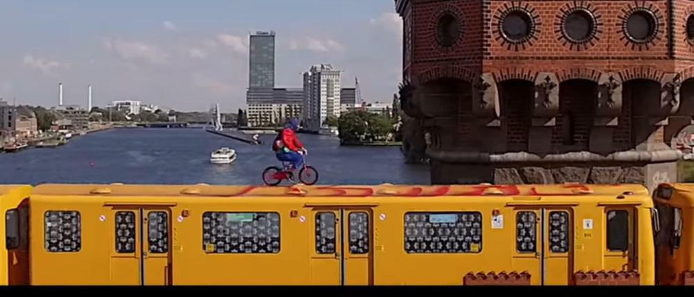 In einem neuen Video fährt ein Mitglied der "Berlin Kidz" mit dem Fahrrad auf einem U-Bahndach.