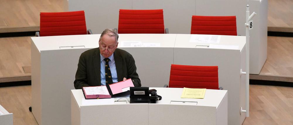 Der Vorsitzende der AfD-Fraktion im Brandenburger Landtag, Alexander Gauland, sitzt kurz vor Beginn einer Sitzung am 10.06.2016 in Potsdam auf seinem Platz im Plenum des Landesparlamentes.