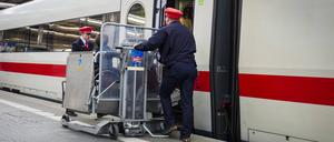 Mitarbeiter der Deutschen Bahn helfen beim Einstieg – wenn bloß der Lift funktionieren würde.