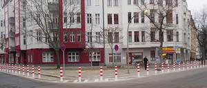 Zum Schutz vor Falschparkern eng nebeneinander stehende Poller vor Gründerzeitbauten am Horstweg in Berlin-Charlottenburg.