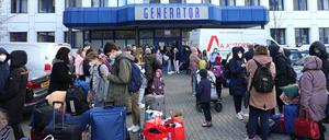 Rund 120 Geflüchtete aus der Ukraine vor dem Hostel "Generator". 