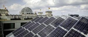 Photovoltaikanlage auf dem Dach des Jakob-Kaiser-Hauses . Im Hintergrund der Reichstag. Künftig soll ein Drittel der Berliner Dächer mit Solarzellen bedeckt sein.