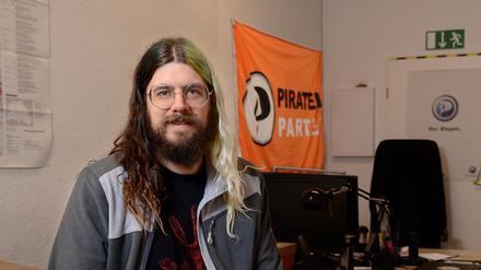Simon Kowalewski ist der Landesvorsitzende der Berliner Piraten. Von 2011 bis 2016 saß er im Abgeordnetenhaus.
