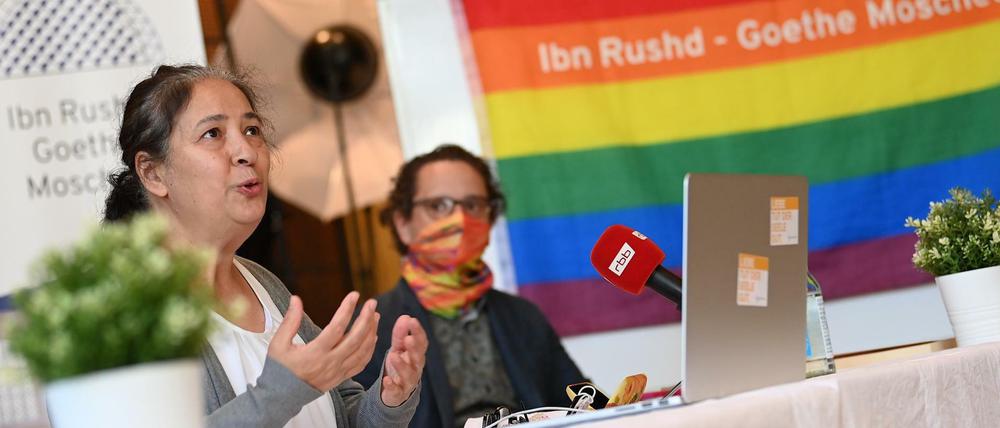 Seyran Ates, Rechtsanwältin, und Jörg Steinert, noch Geschäftsführer des Lesben - und Schwulenverbands, stellen die Anlaufstelle Islam und Diversity (AID) der Ibn Rushd-Goethe Moschee vor.