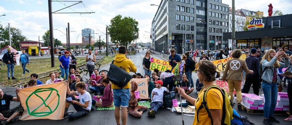 Klimaaktivisten der Bewegung "Extinction Rebellion" blockieren nach einer Pressekonferenz die Warschauer Straße.