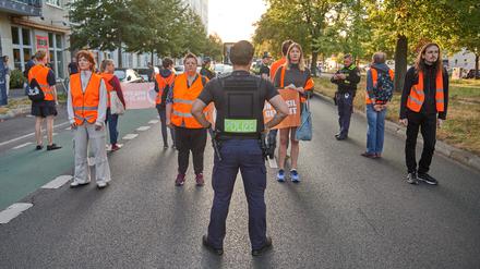 Klimaaktivisten der „Letzten Generation“ bei einem Protestmarsch in Berlin.
