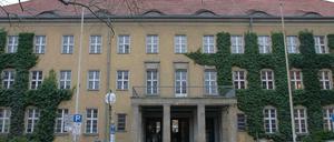 Teils begrünte Fassade des Rathauses Zehlendorf.
