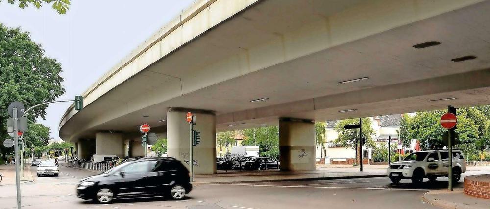Symbol der autogerechten Stadt: Die Brücke am Breitenbachplatz soll abgerissen werden.