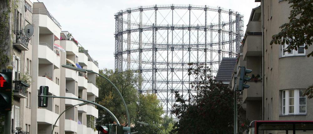  Der ehemalige Gasometer der Gasag überragt die Häuser in der Hauptstraße in Berlin-Schöneberg. Über Jahre wurden in dem Bau TV-Talkshows aufgezeichnet, mittlerweile ist ein neues Quartier entstanden. 