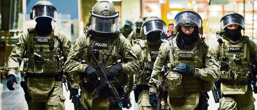 Beamte der Eliteeinheit GSG 9 der Bundespolizei bei einem Trainingsszenario der Bundespolizei auf dem Hauptbahnhof in Frankfurt am Main.