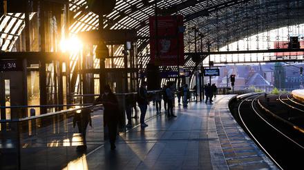 Menschen warten am Donnerstag auf eine S-Bahn, die zur morgendlichen Rush-Hour im Hauptbahnhof Berlin nur im 20-Minuten Takt fährt.