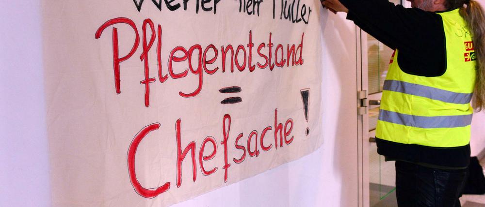 Ein Banner in der Charité: "Werter Herr Müller, Pflegenotstand = Chefsache". Der Berliner Bürgermeister Michael Müller (SPD) hat inzwischen reagiert - und zu Recht auf die Bundesregierung verwiesen.