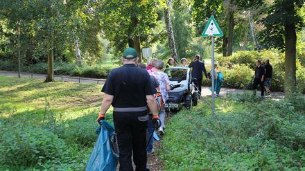 Fleißige Freiwillige haben den Spandauer Südpark vom Müll befreit.