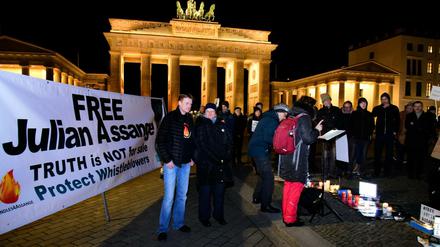 Patrick Bradatsch bei der Mahnwache für Julian Assange auf dem Pariser Platz in Berlin
