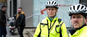 Die beiden Polizisten der Fahrradstaffel der Berliner Polizei, Nadine Hartung und Carsten Bass auf Streife in Mitte.