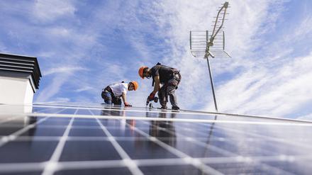 Alleine Hausbesitzer haben im ersten Quartal 2023 doppelt so viele Solaranlagen in Betrieb genommen wie noch im Vorjahr. 