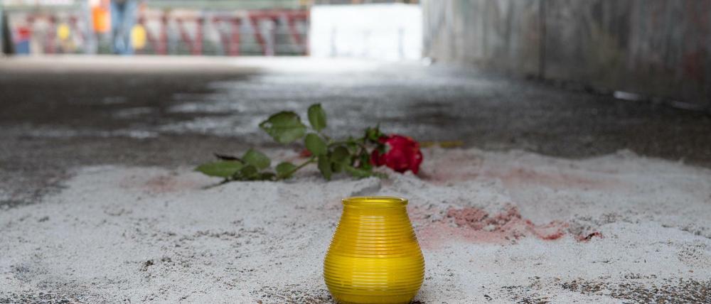 Eine Rose und eine Kerze wurden in der Unterführung zum Monbijoupark abgelegt. 