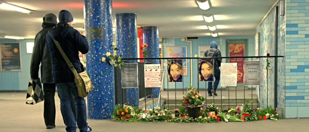 Trauer am Bahnhof: Blumen, Briefe und Bilder kennzeichneten die Stelle, an der die 20-Jährige vor die U2 gestoßen wurde.