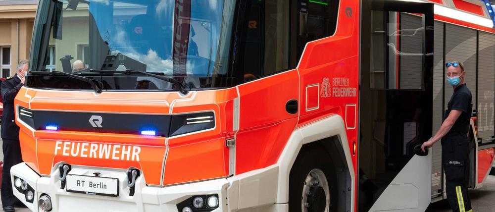 Von mehr als tausend Fahrzeugen bei der Feuerwehr sind bislang lediglich 14 abgasfrei, wie dieses E-Löschfahrzeug, das den Berliner Brandbekämpfern 2020 übergeben wurde. Bis 2023 sollen weitere 23 Fahrzeuge dazukommen.