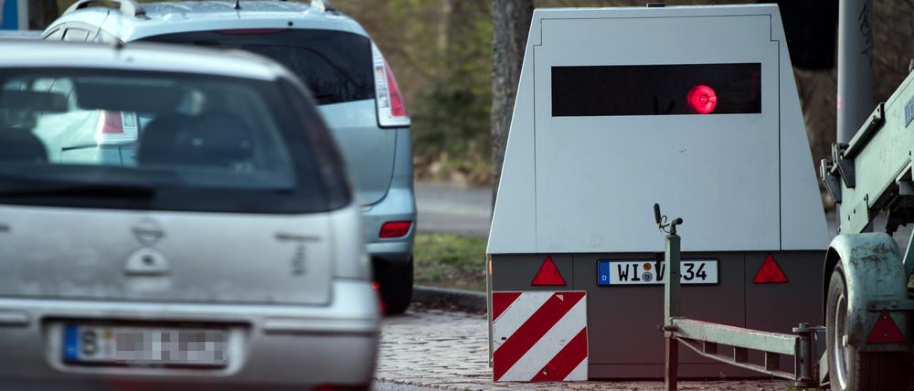 Der Blitzer-Hänger macht sich bezahlt. Mehr als 4,3 Millionen Verkehrsordnungswidrigkeiten wurden in Berlin 2019 bearbeitet. Der Landeskasse brachte das immerhin knapp 90 Millionen Euro – und es könnten noch mehr sein.