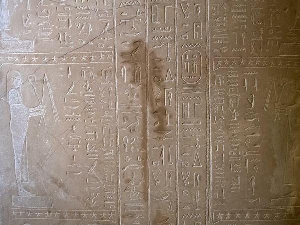 Spuren der Sachbeschädigungen an einem Sarkophag des Propheten Ahmose sind im Neuen Museum zu sehen.